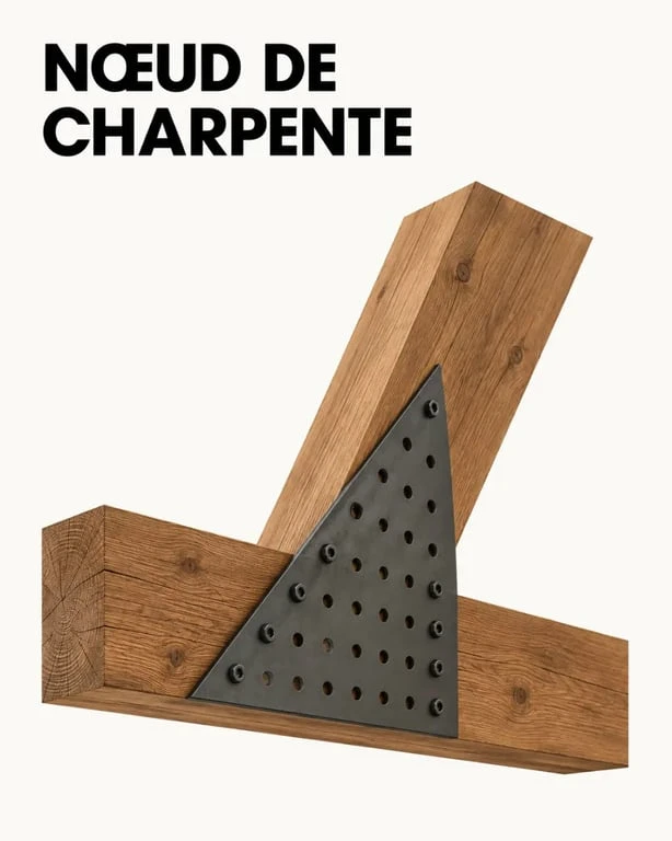 Goussets charpente sur un nœud d’assemblage de toiture en bois