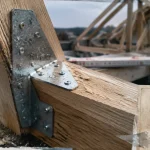 Goussets charpente : plaque acier galvanisé sur nœud de charpente en bois