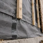 Pose pare pluie sous bardage : recouvrement et ventilation visibles