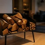 Rangement bois intérieur : range-bûches sur pied dans un salon cosy