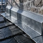 Jonction toiture mur avec solin zinc guidant l’eau vers l’extérieur
