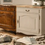 Relooking meuble avant après : buffet en merisier vernis jauni puis blanc cassé mat