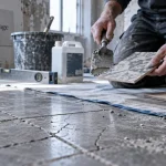 Revêtement carrelage sol : opérateur prépare le carrelage avant pose